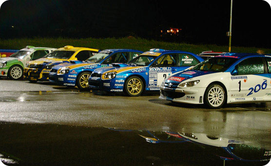 subaru clio rs et 206 sur le parking border=